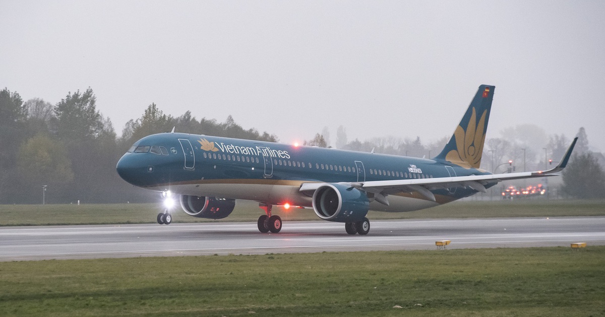 Vietnam Airlines hạ cánh khẩn cấp cứu hành khách