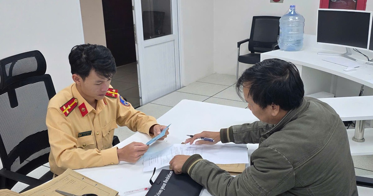 Tưởng bị phạt nguội, tài xế vượt đèn đỏ nhận thông báo không ngờ từ CSGT