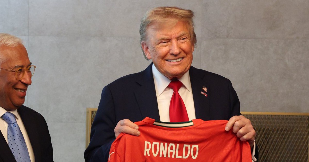 Ronaldo gửi tặng áo đấu cho Tổng thống Mỹ Donald Trump kèm thông điệp đặc biệt