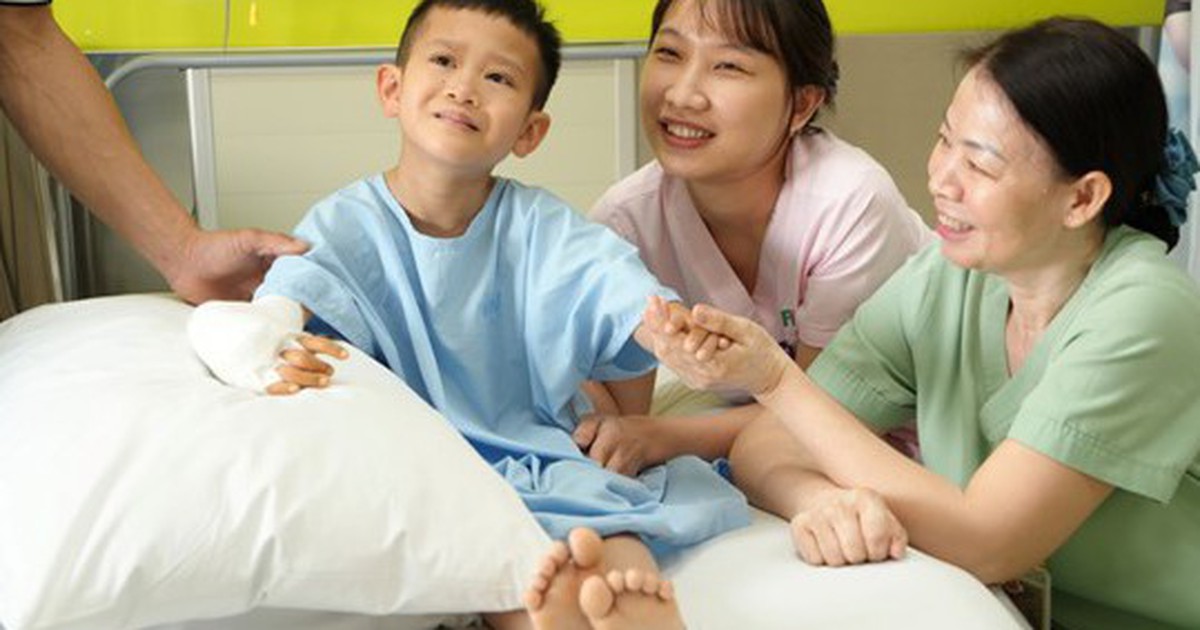 'Con muốn dang tay ôm ba mẹ, cầm micro hát thật to những bài hát yêu thích'