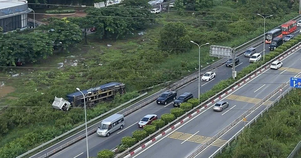 Xe container lao khỏi đường dẫn cao tốc TP.HCM - Long Thành - Dầu Giây