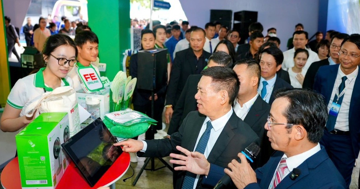 FE CREDIT mang ứng dụng tài chính đa nhiệm đến Ngày không tiền mặt 2025