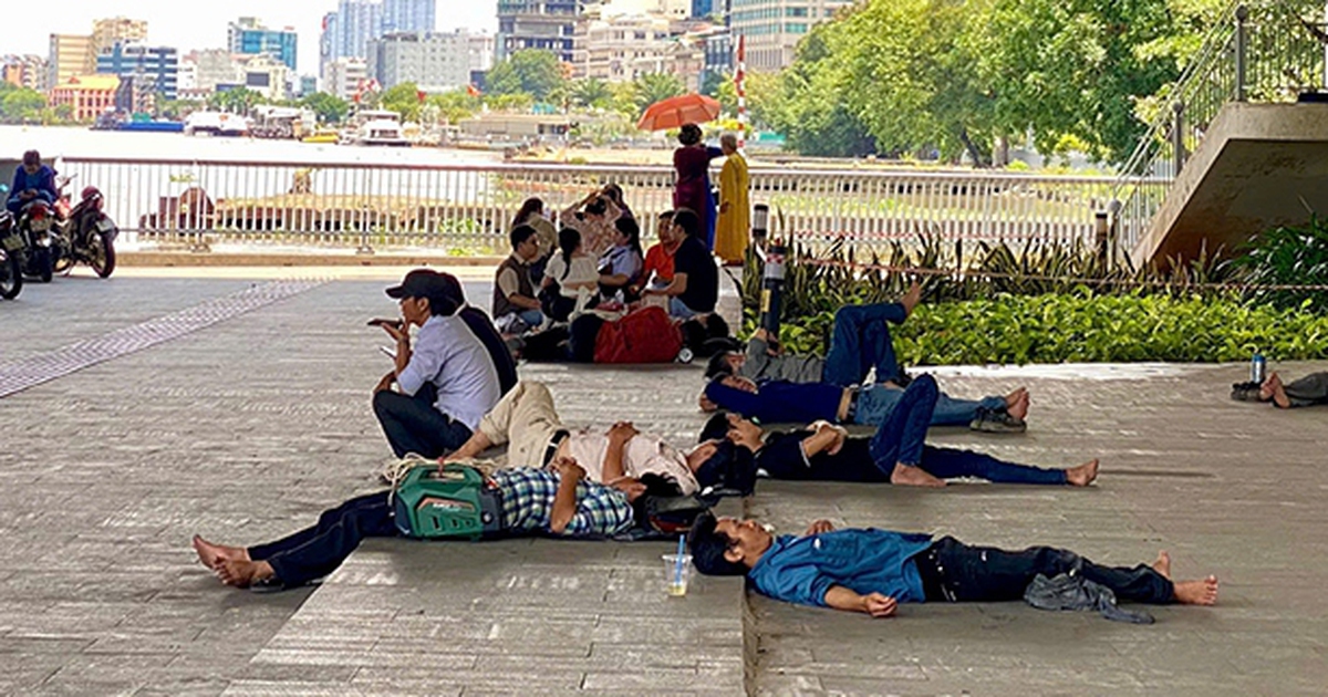 Vất vả mưu sinh dưới thời tiết nắng mưa thất thường