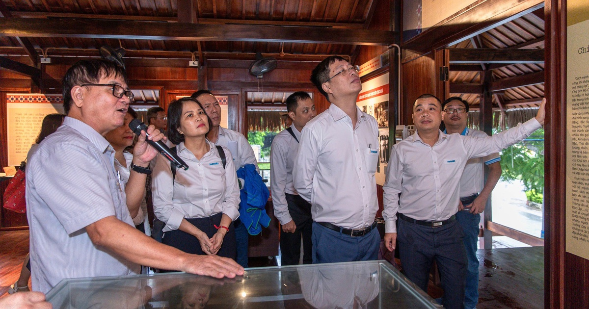 Tương xứng tầm vóc lịch sử