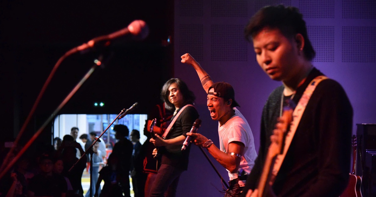 Bức Tường mang rock Việt 'đốt cháy' trái tim kiều bào châu Âu