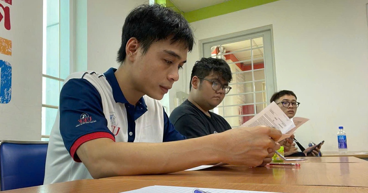 Tài xế xe ôm công nghệ quyết tâm lấy bằng đại học ở tuổi 30