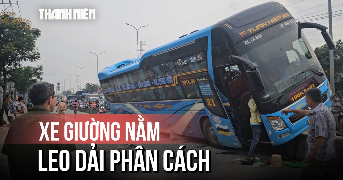 Chật vật vì ùn tắc sau sự cố xe khách suýt lật