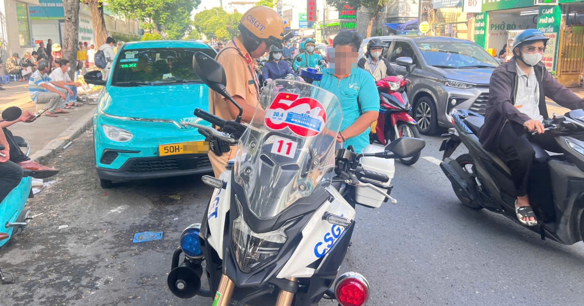 CSGT TP.HCM lập biên bản, ghi hình phạt nguội hàng loạt ô tô dừng đỗ sai quy định