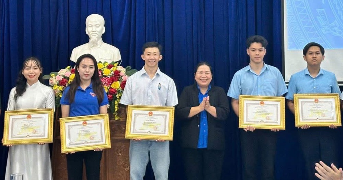Tiền vệ Châu Ngọc Quang được vinh danh là công dân trẻ tiêu biểu tỉnh Gia Lai