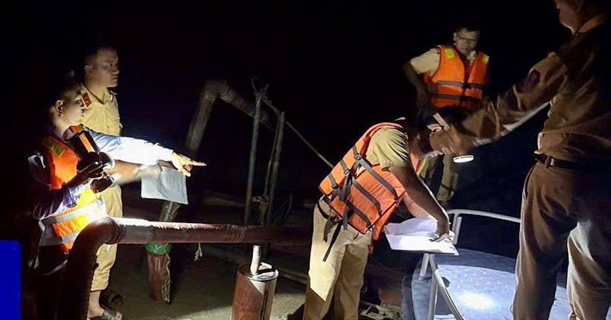 Bắt quả tang 3 sà lan khai thác cát trái phép trên sông Lam