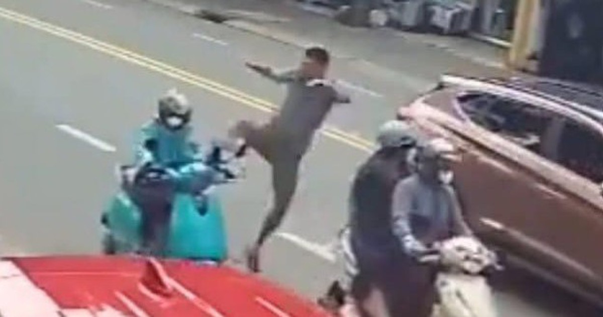 Đạp ngã xe máy giữa đường: Hành vi quá nguy hiểm!