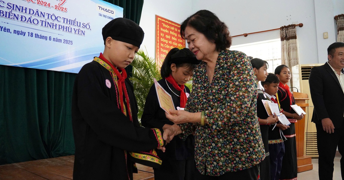 Nguyên Phó chủ tịch nước Trương Mỹ Hoa tặng học bổng cho học sinh Phú Yên