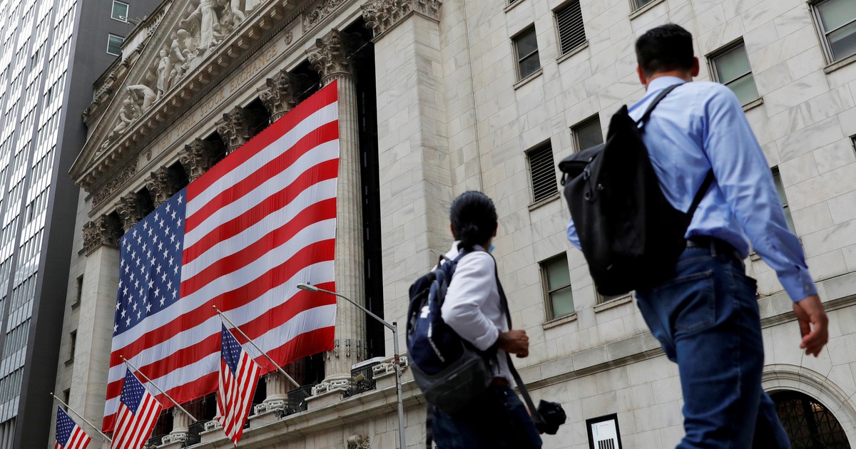 Mỗi ng&agrave;y c&oacute; hơn 1.000 người th&agrave;nh triệu ph&uacute; USD tại Mỹ