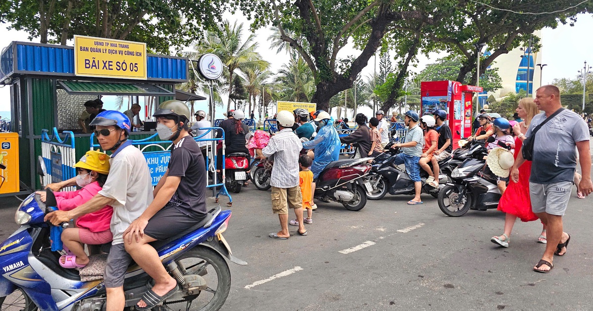 B&atilde;i giữ xe Nha Trang qu&aacute; tải, người d&acirc;n chen ch&uacute;c chờ tắm biển
