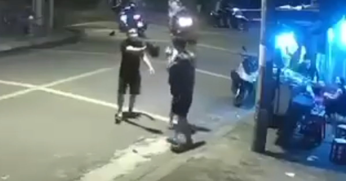 Bức xúc clip 2 nam thanh niên chắp tay van xin nhưng cũng bị đánh dã man