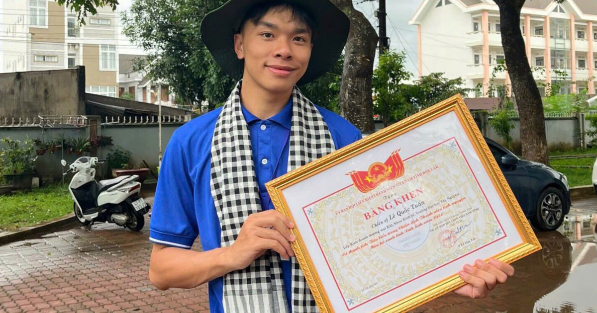 Chàng sinh viên mang nhiều bằng khen về cho mẹ