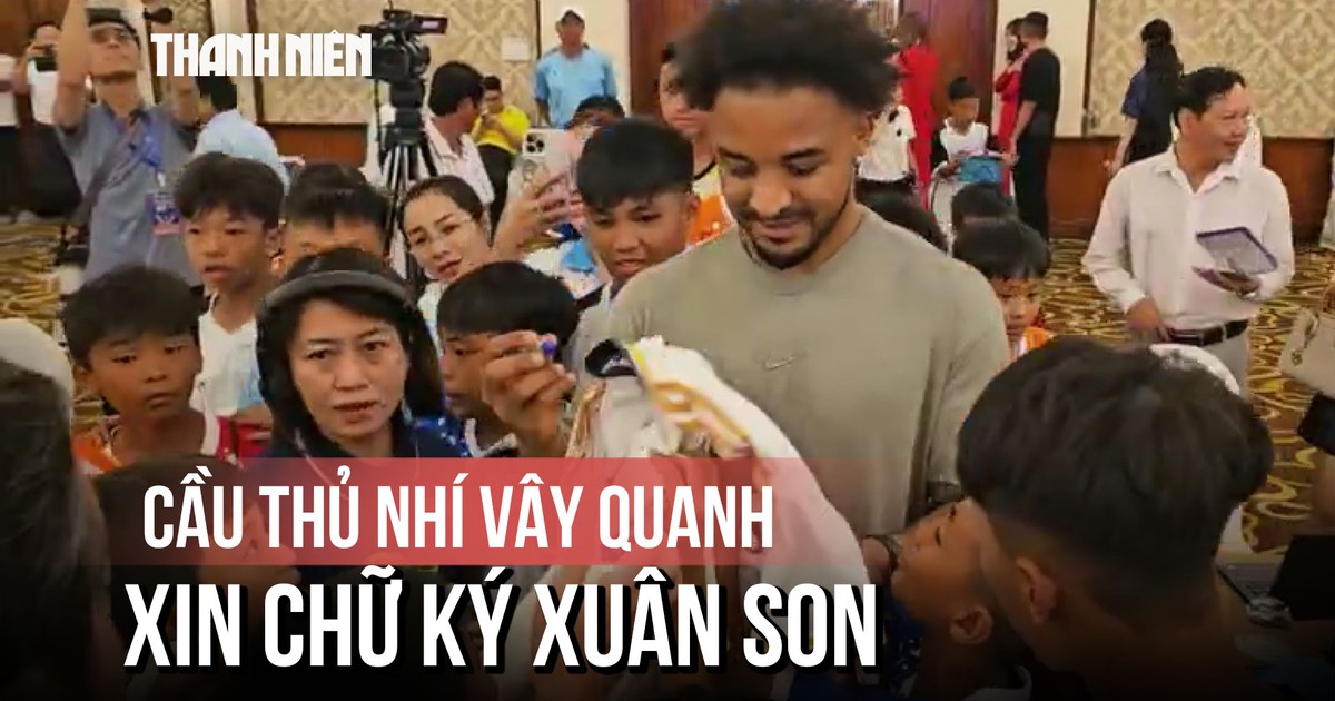 Xuân Son ‘mỏi tay’ ký tặng cầu thủ nhí dự cúp Truyền hình BRT