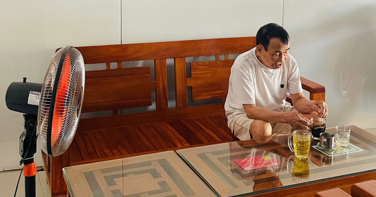 Ba tôi luôn dặn: 'Bật quạt thôi, đừng mở điều hòa tốn điện, vừa dễ trúng gió'