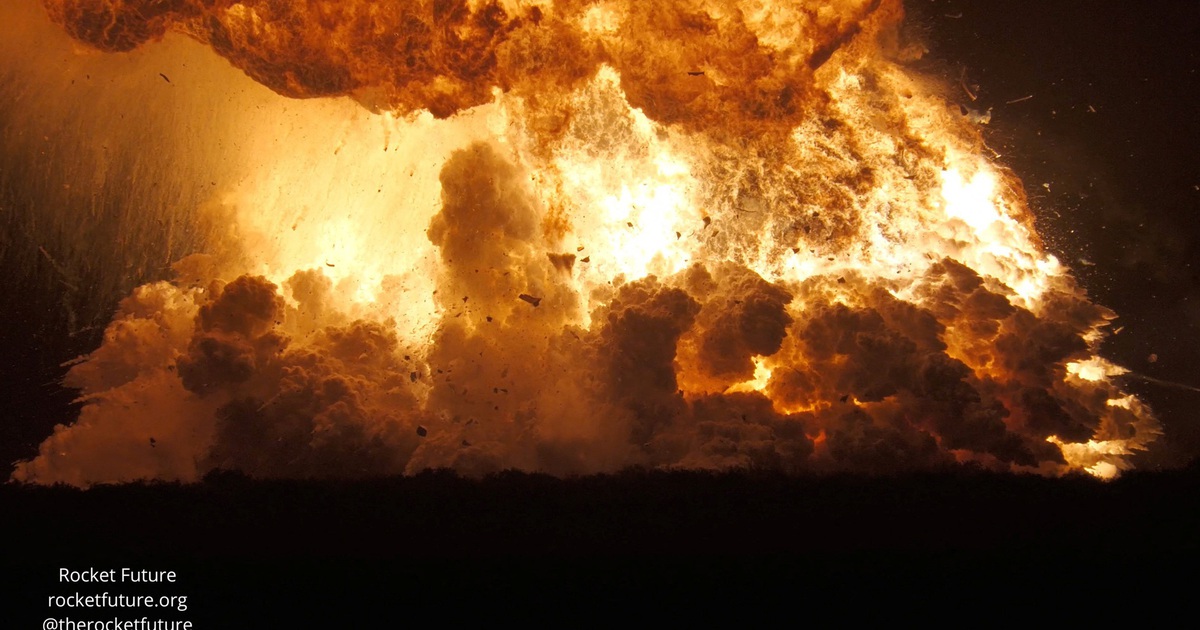 Phi thuyền Starship ph&aacute;t nổ ngay tr&ecirc;n mặt đất