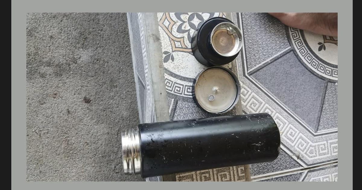 Clip cưa bình giữ nhiệt thấy 'viên thuốc': Tiến sĩ hóa học bác bỏ giả thuyết hút ẩm, chống nổ