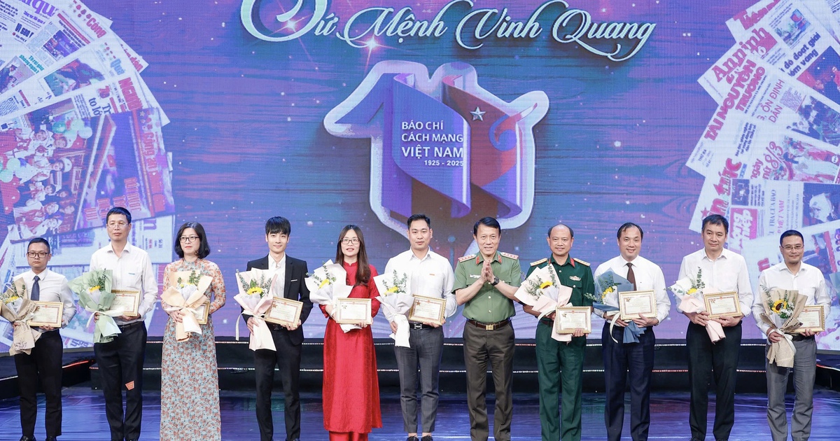 Phó tổng biên tập Báo Thanh Niên nhận Kỷ niệm chương Bảo vệ an ninh Tổ quốc