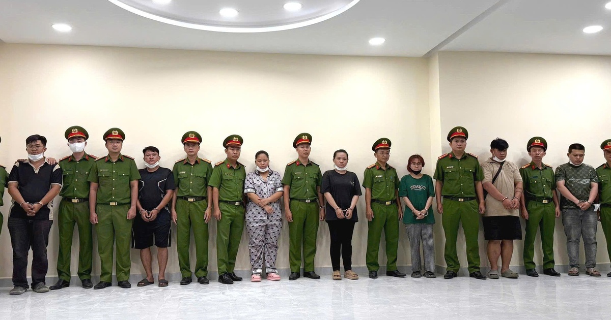 Công an TP.HCM bắt 7 người, thu giữ hơn 10.000 chai nước hoa giả thương hiệu lớn