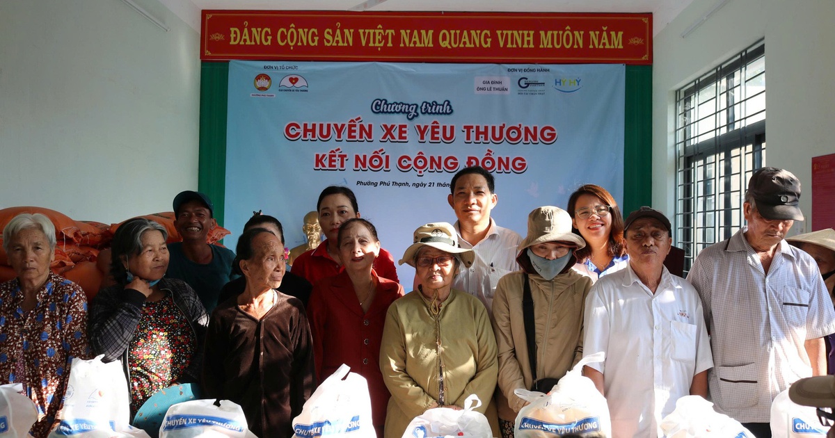 ‘Chuyến xe yêu thương’ mang quà đến với người nghèo
