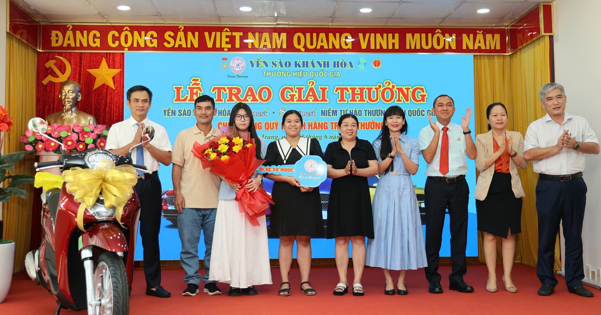 Khách hàng trúng xe máy trong chương trình tri ân của Yến sào Khánh Hòa