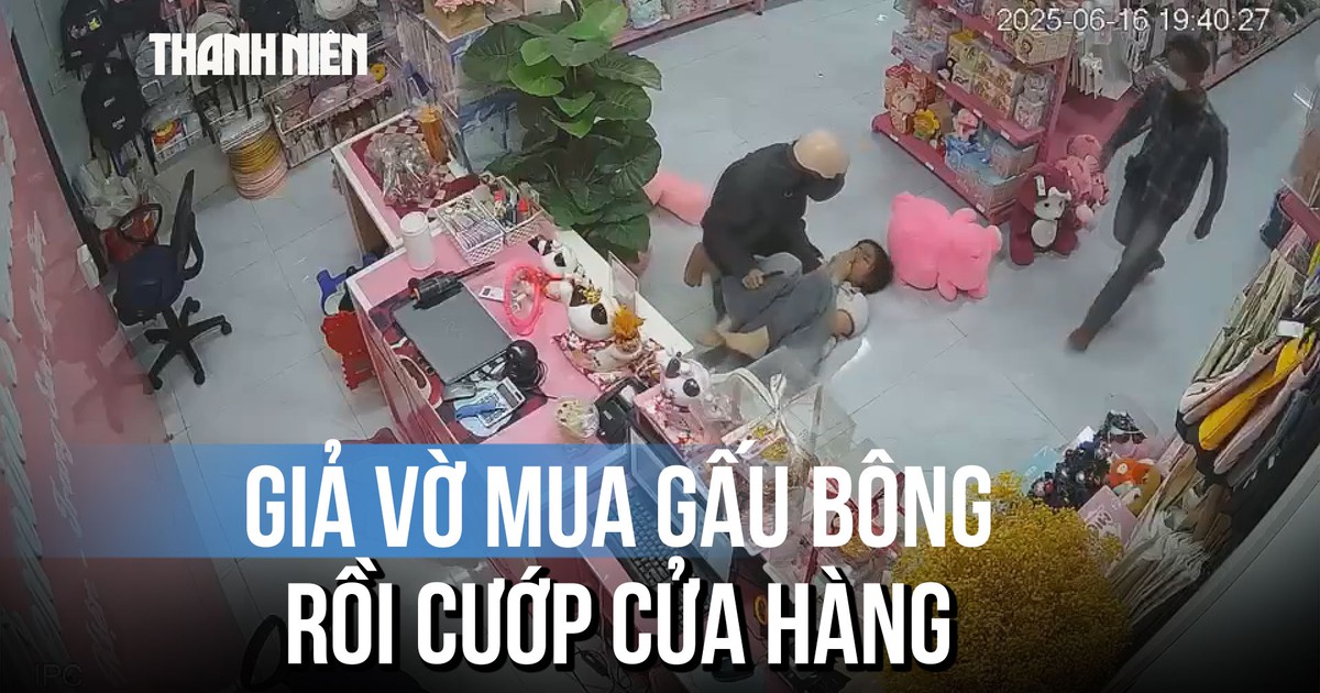 Cô gái khóc thét khi bị 2 kẻ cướp kề dao khống chế trong cửa hàng