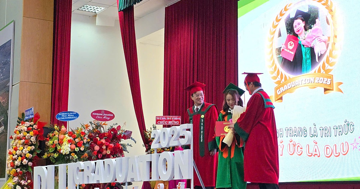 Trao bằng tốt nghiệp cho sinh viên, hiệu trưởng nói về 'chìa khóa của thành công'