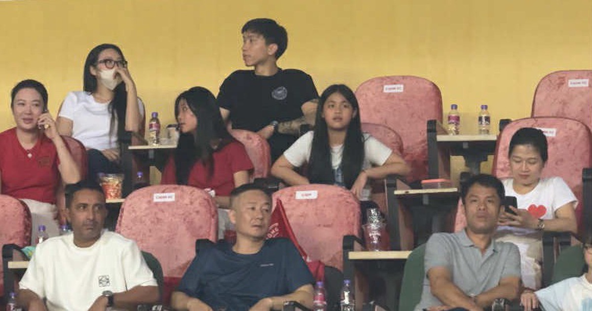 Đoàn Văn Hậu đến chia vui, không nhận HCĐ cùng CLB CAHN