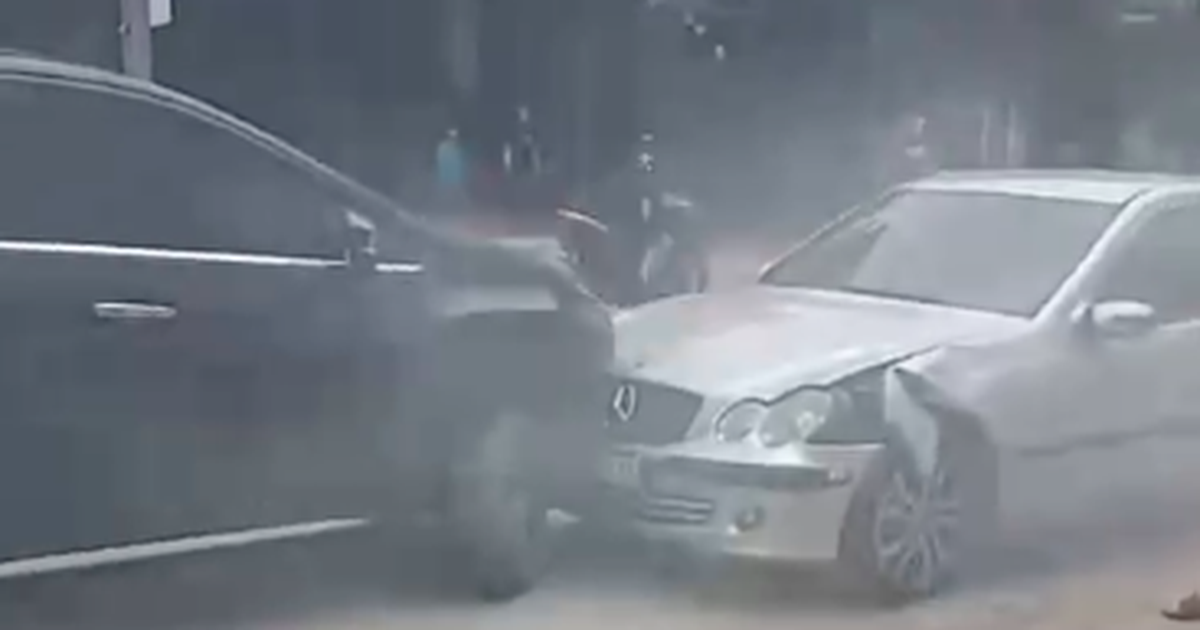 Lái xe sử dụng ma túy húc ô tô đi giật lùi