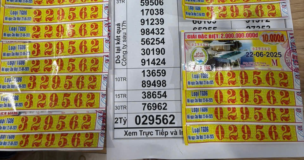 Trúng độc đắc 6 tỉ, vợ chồng công nhân nghèo đón xe về quê gấp