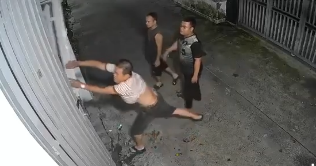 Phá sập cửa nhà hàng xóm vì bị nhắc nhở hát karaoke gây ồn ào