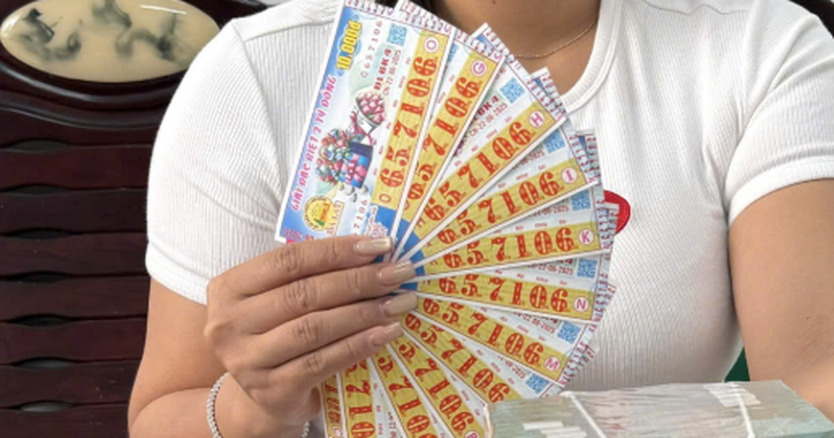 Trúng độc đắc 16 tỉ, chủ cửa hàng thuốc bắc hứa tặng người bán dạo căn nhà