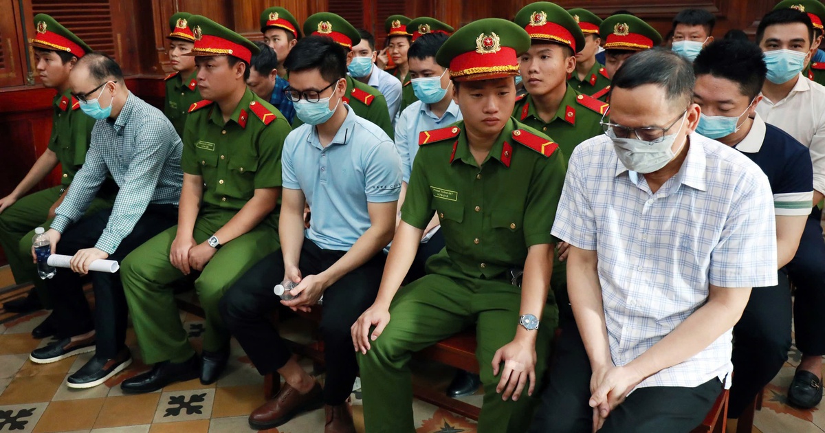 Cựu giám đốc 'cấp nhanh' phiếu lý lịch tư pháp bị áp giải đến tòa