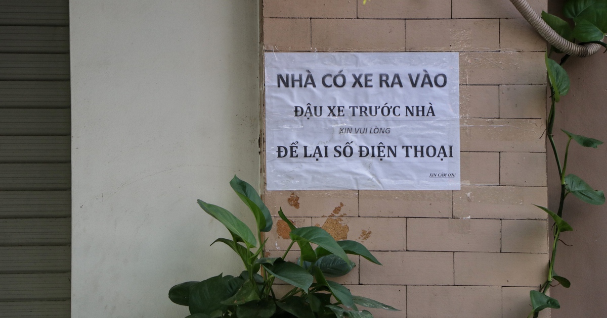 Bảng nhắc đậu xe trước nhà ở TP.HCM 'gây sốt': Lời nhắn khiến ai cũng mỉm cười