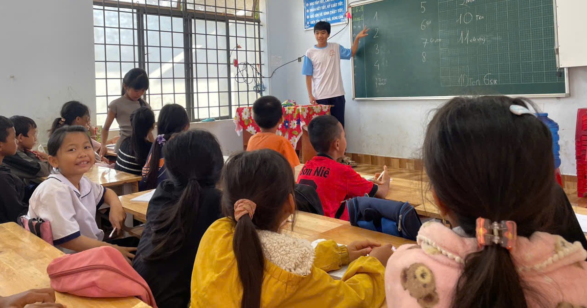 Nhóm học sinh làm mùa hè đáng nhớ cho trẻ em vùng cao