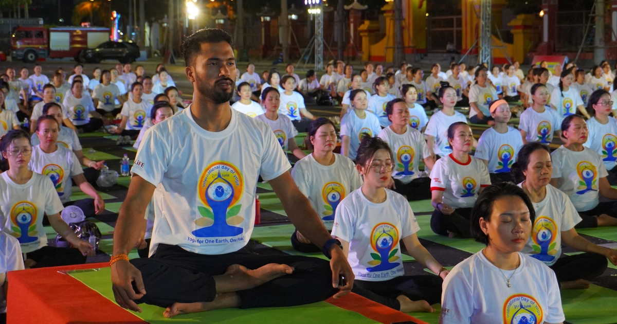 Hơn 1.000 người đồng diễn yoga 'vì một trái đất, một sức khỏe'
