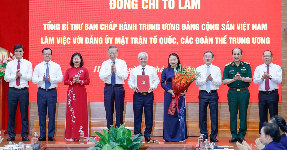Tổng Bí thư trao quyết định tổ chức bộ máy Cơ quan Mặt trận Tổ quốc Việt Nam