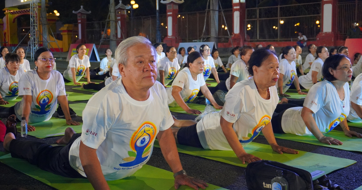 1.000 người tham gia đồng diễn trong chương trình 'Yoga vì một trái đất, một sức khỏe'