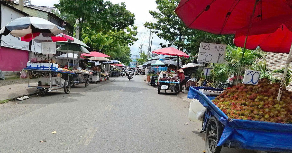 Buôn bán bát nháo trên đường