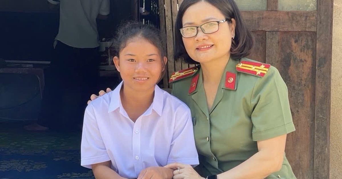 Thượng tá công an ở Kon Tum trở thành mẹ đỡ đầu của trẻ mồ côi