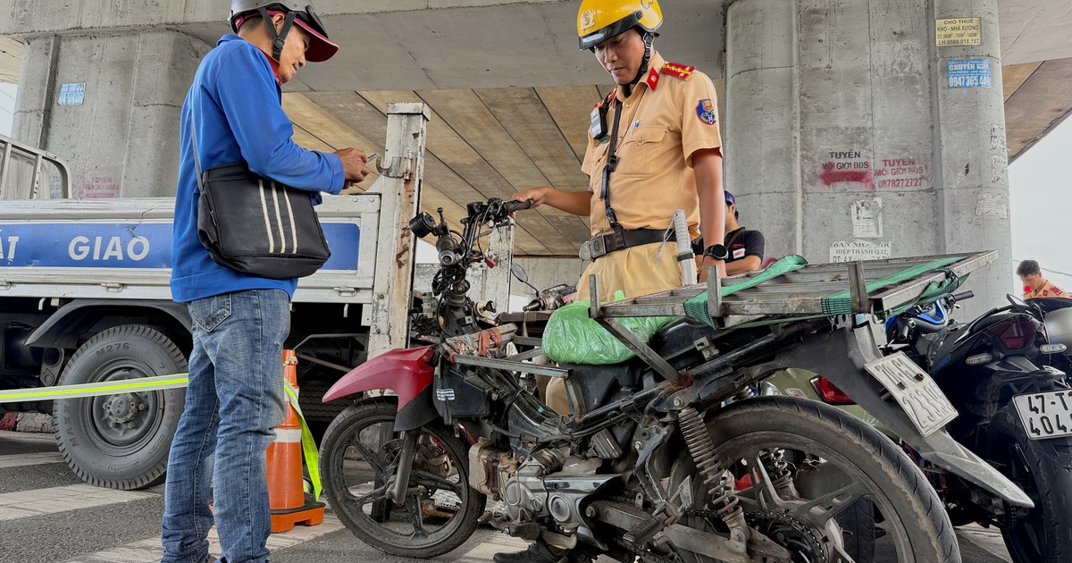 Người chở hàng cồng kềnh bị CSGT phạt: 'Biết sai nhưng... vì hoàn cảnh'