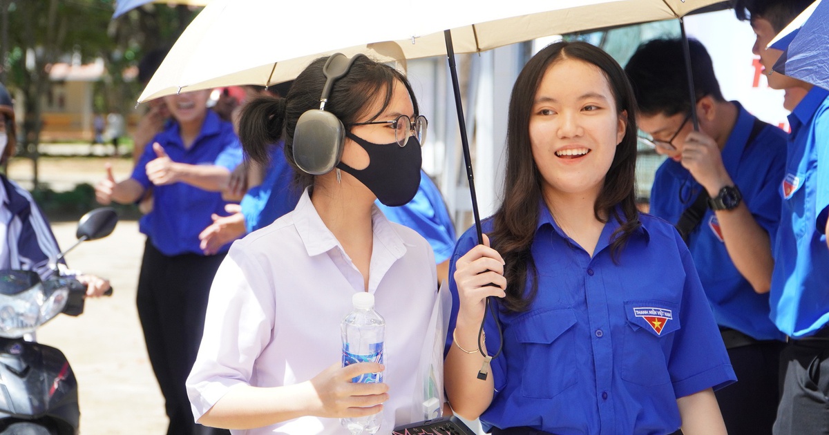 Sẵn sàng che nắng, che mưa cho thí sinh