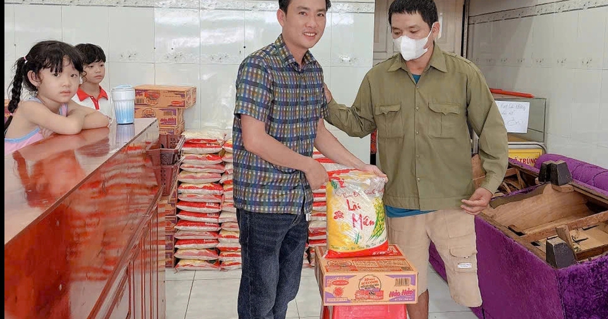 Người bán vé số nhận quà từ chàng trai trúng độc đắc: 'Thấy mình không bị lãng quên'