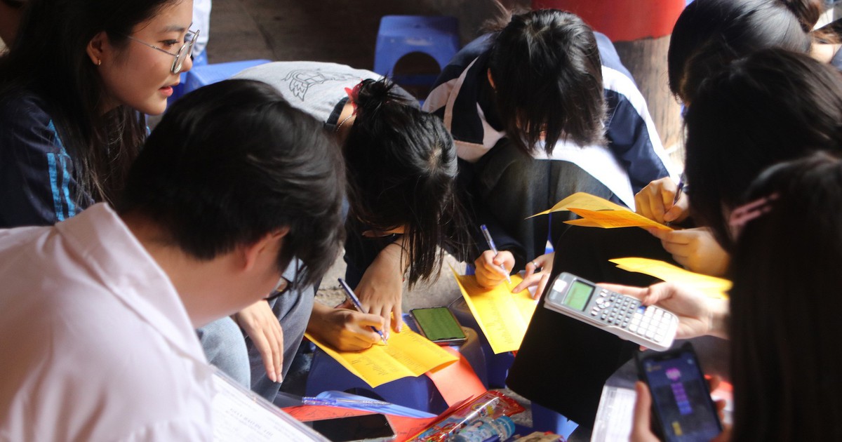 Sĩ tử viết sớ cầu may tại Văn Miếu trước kỳ thi tốt nghiệp THPT 2025