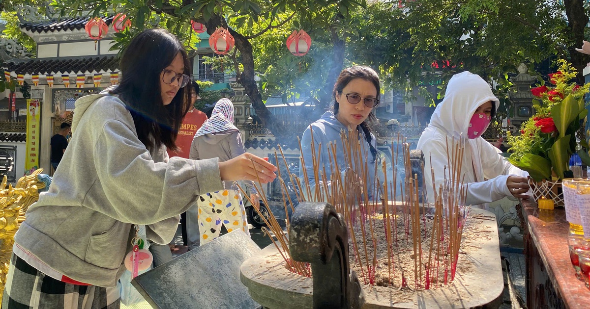 Sĩ tử miền Trung lên chùa cầu may trước kỳ thi tốt nghiệp THPT 2025