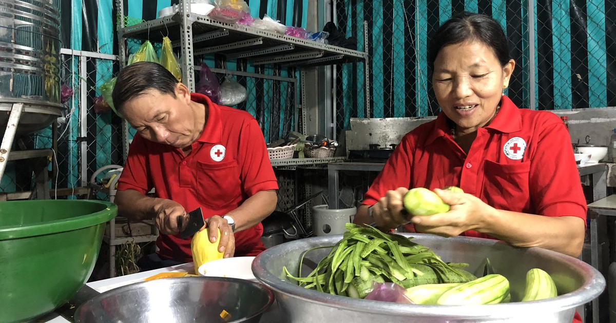 Chuyện tử tế: Trích lương hưu lo bữa sáng cho người nghèo