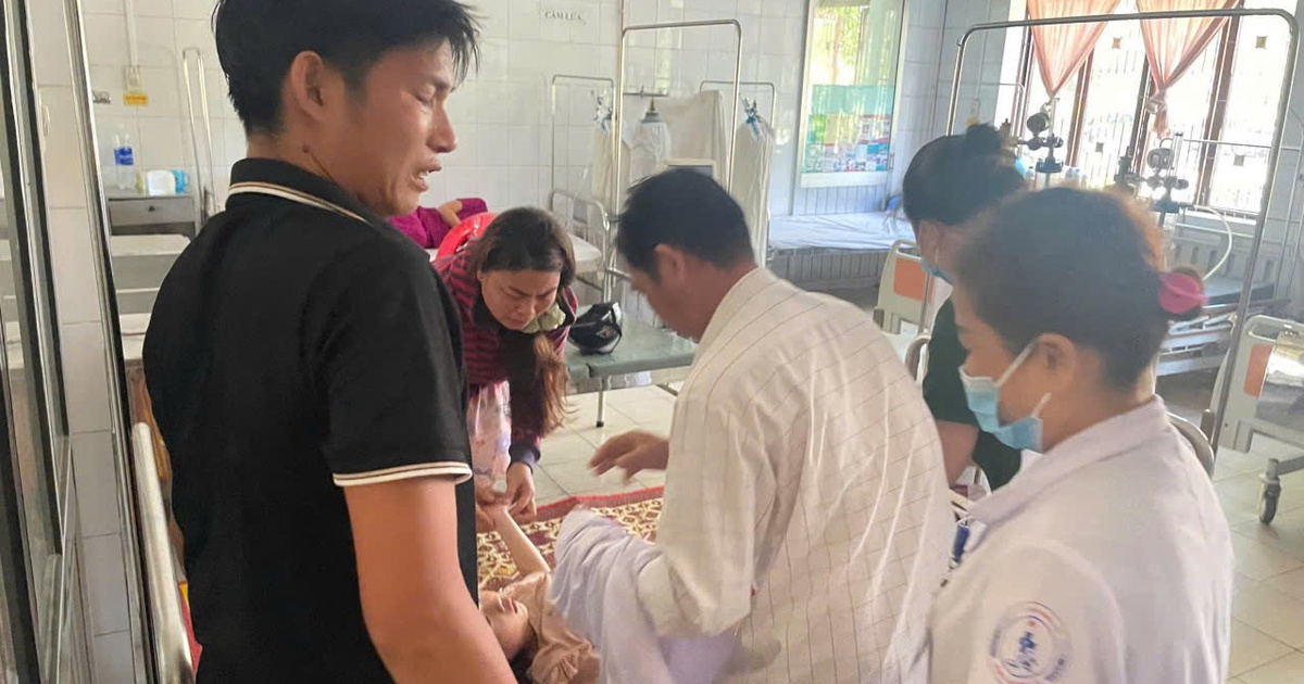 CSGT TP.Huế dùng xe tuần tra đưa cháu bé sốt cao, co giật đến bệnh viện